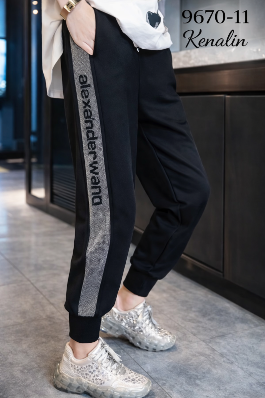 Прогулянкові штани "Kenalin" 9670-11 низ на широкому манжеті +з боків широкі лампаси з камінчиків з написами, з боків кишені, р. 2XL/3XL-(46-50) -(чорні)