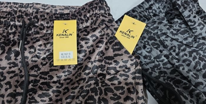 Прогулянкові штани "Kenalin" 9621-8 велюрові "лео" прямого крою, верх на резинці +спереду з боків кишені, р. 2XL/3XL-(48-52), 3XL/4XL-(50-54), 4XL/5XL-(52-56), 5XL/6XL-(54-58) -уп. 1 шт