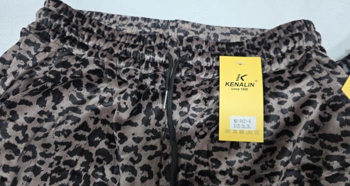 Прогулянкові штани "Kenalin" 9621-8 велюрові "лео" прямого крою, верх на резинці +спереду з боків кишені, р. 2XL/3XL-(48-52), 3XL/4XL-(50-54), 4XL/5XL-(52-56), 5XL/6XL-(54-58) -уп. 1 шт