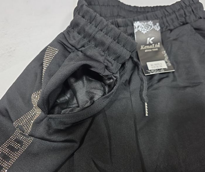 Прогулянкові штани "KENALIN" 9670-6 з широким низом, верх на резинці +з боків лампаси з камінчиків +спереду з боків кишені, р. 2XL/3XL-(46-50), 3XL/4XL-(48-52), 4XL/5XL-(50-54), 5XL/6XL-(52-56) -(чорні) -уп. 1 шт