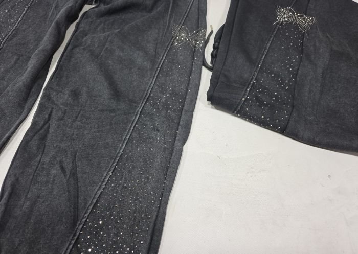 Прогулянкові штани "ALIA" К-2149 трикотажні з ефектом варки, зі стразами та візерунком з боків, вільного крою та з широким низом, верх на резинці +з боків кишені, р. S-(46), M-(48), XL-(50) , 2XL-(52), 3XL-(54) -(сіро-чорний мікс)